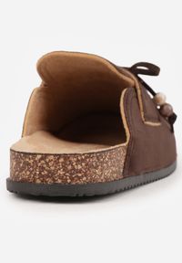 Born2be - Brązowe Płaskie Klapki Mule Zdobione Frędzlami i Kokardką z Koralikami Petlame. Okazja: na co dzień. Kolor: brązowy. Materiał: jeans, len. Wzór: aplikacja. Sezon: lato. Styl: boho, casual, elegancki #5