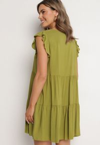 Born2be - Zielona Rozkloszowana Sukienka z Bawełny Ozdobiona Falbankami Natiriane. Okazja: na co dzień. Typ kołnierza: kołnierz z falbankami. Kolor: zielony. Materiał: bawełna. Wzór: aplikacja. Sezon: wiosna, lato. Styl: elegancki, casual #7