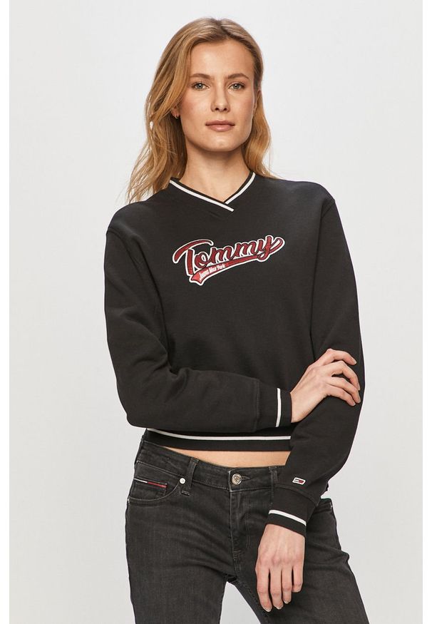 Tommy Jeans - Bluza bawełniana. Typ kołnierza: bez kaptura. Kolor: czarny. Materiał: bawełna. Długość rękawa: długi rękaw. Długość: długie. Wzór: aplikacja