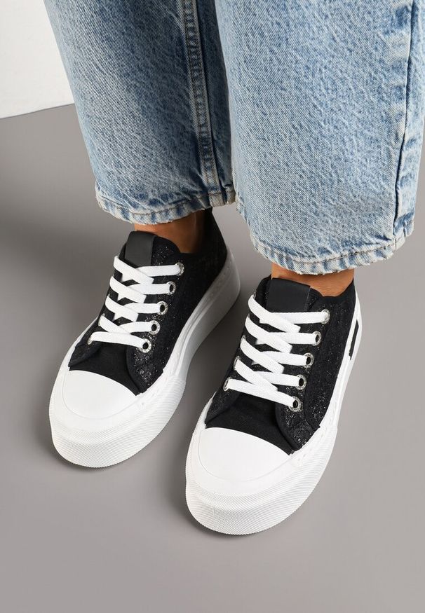 Renee - Czarne Trampki na Platformie Ozdobione Haftem Talauri. Okazja: na co dzień, na spacer. Kolor: czarny. Materiał: jeans. Wzór: aplikacja, haft. Obcas: na platformie. Styl: elegancki, casual