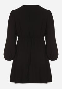 Born2be - Czarna Kopertowa Sukienka z Wiskozą z Wiązaniem w Pasie Vidila. Kolekcja: plus size. Kolor: czarny. Materiał: wiskoza. Sezon: wiosna, jesień. Typ sukienki: kopertowe