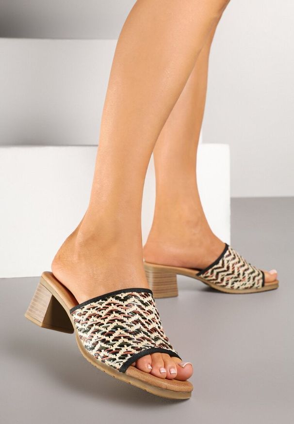 Renee - Czarne Klapki na Słupku z Geometrycznym Wzorem Florreia. Okazja: na co dzień. Kolor: czarny. Wzór: geometria. Obcas: na słupku. Styl: elegancki, casual. Wysokość obcasa: średni