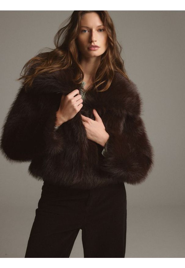 Reserved - Krótka kurtka ze sztucznego futerka - ciemnobrązowy. Kolor: brązowy. Materiał: futro. Długość: krótkie