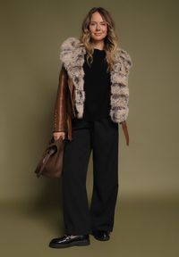 Born2be - Brązowa Kurtka Ramoneska z Odpinanym Kapturem i Futrem Aplonna. Kolor: brązowy. Materiał: futro. Sezon: zima, jesień. Styl: klasyczny #2