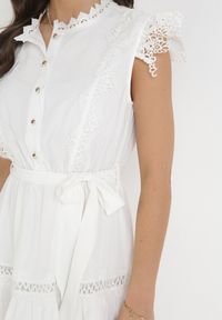 Born2be - Biała Rozkloszowana Sukienka Mini z Koronką i Wiązanym Paskiem Wikeen. Kolor: biały. Materiał: koronka. Wzór: koronka. Długość: mini #3