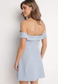 Born2be - Jasnoniebieska Taliowana Sukienka z Dekoltem Bandeau z Zakładką Zelzemis. Kolor: niebieski. Styl: klasyczny, elegancki
