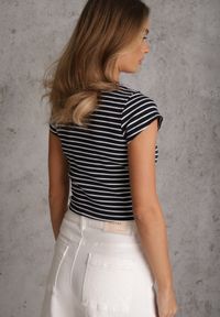 Renee - Granatowy Crop Top Bawełny z Prążkowanej Dzianiny w Paski Ozdobiony Wycięciem Ionilla. Okazja: na co dzień. Kolor: niebieski. Materiał: bawełna, prążkowany, dzianina. Wzór: aplikacja, paski. Styl: casual #5