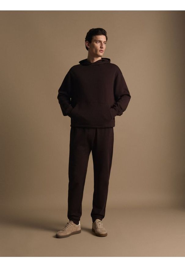 Reserved - Bawełniana bluza z kapturem - ciemnobrązowy. Typ kołnierza: kaptur. Kolor: brązowy. Materiał: bawełna