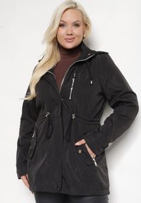 Born2be - Czarna Kurtka Parka z Kapturem i Kieszeniami Sinora. Okazja: na co dzień. Typ kołnierza: kaptur. Kolekcja: plus size. Kolor: czarny. Materiał: jeans. Styl: casual, elegancki #1