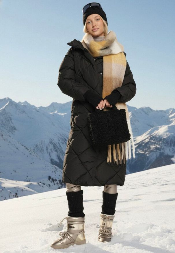 Born2be - Czarna Kurtka z Geometrycznym Pikowaniem Johnatta. Kolor: czarny. Wzór: geometria