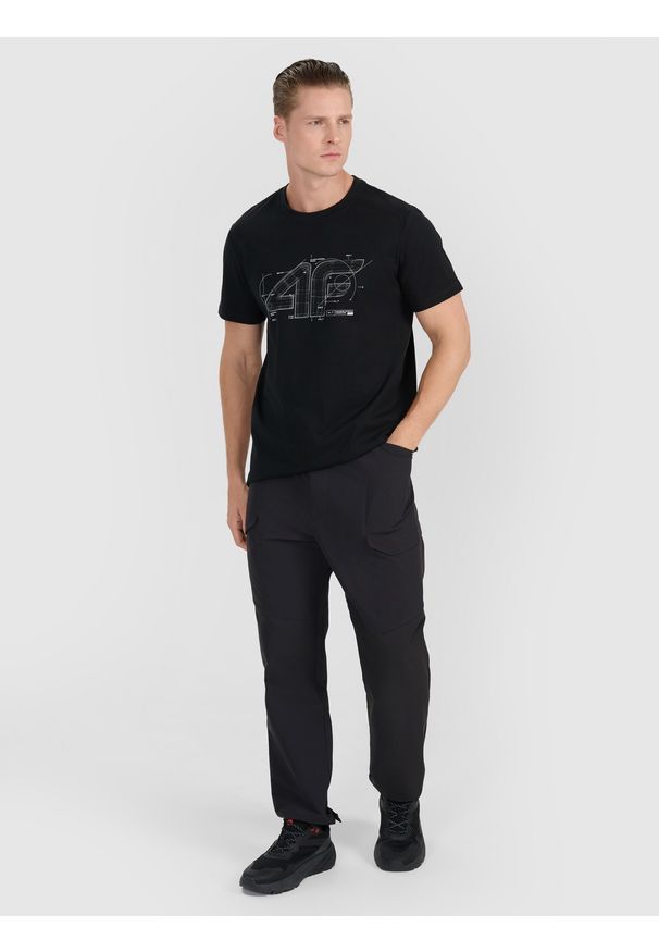 4f - 4F T-shirt regular z nadrukiem męski - czarny S. Okazja: na co dzień. Kolor: czarny. Materiał: bawełna, materiał, jersey. Długość rękawa: krótki rękaw. Długość: krótkie. Wzór: nadruk. Styl: klasyczny, casual, sportowy