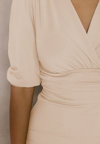 Renee - Beżowa Sukienka Nemynome. Kolor: beżowy. Materiał: dzianina. Wzór: gładki. Typ sukienki: kopertowe. Styl: glamour. Długość: mini #4