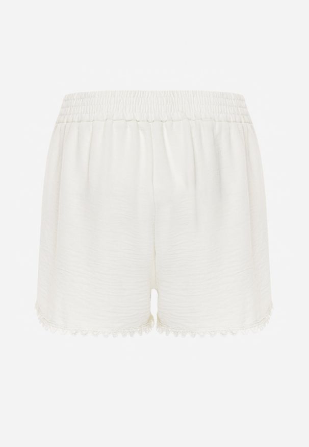 Renee - Jasnobeżowe Szorty High Waist z Wiskozą i Bawełną Ozdobione Koronką i Gumką w Pasie Tadea. Stan: podwyższony. Kolor: beżowy. Materiał: wiskoza, bawełna, koronka. Wzór: aplikacja, koronka. Sezon: lato. Styl: klasyczny, elegancki