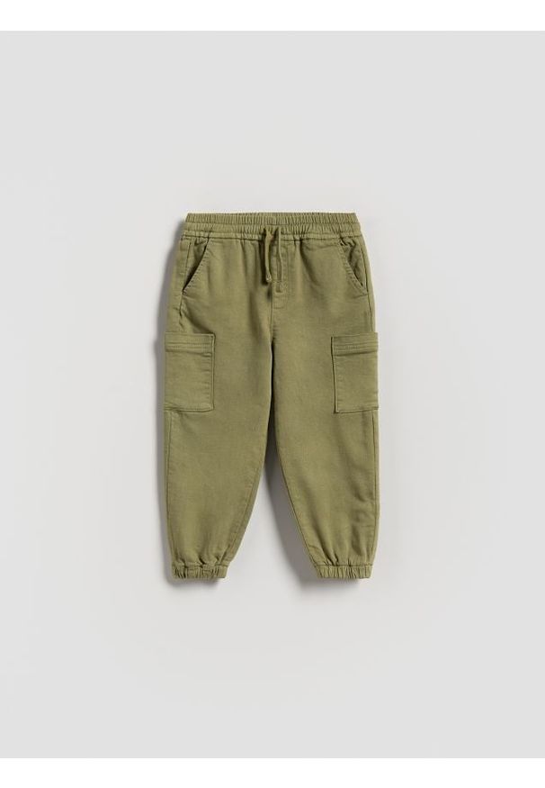 Reserved - Wysokoelastyczne joggery cargo - zielony. Kolor: zielony. Materiał: bawełna, tkanina