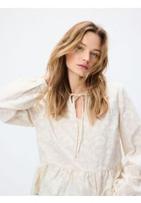 Reserved - Bawełniana bluzka z haftem - kremowy. Kolor: kremowy. Materiał: bawełna. Wzór: haft #1