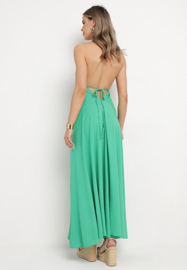 Born2be - Zielona Sukienka z Wiskozy o Mocno Rozkloszowanym Fasonie Wiązana na Szyi Uldren. Okazja: na co dzień, na spacer. Kolor: zielony. Materiał: wiskoza. Sezon: lato. Typ sukienki: rozkloszowane. Styl: casual