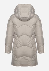 Born2be - Jasnozielona Długa Pikowana Kurtka z Nieodpinanym Kapturem Mevessia. Okazja: na co dzień. Kolor: zielony. Materiał: jeans. Długość: długie. Styl: klasyczny, casual, elegancki #3