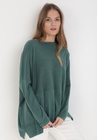 Born2be - Zielony Sweter Athizeis. Okazja: na co dzień. Kolor: zielony. Materiał: bawełna, wiskoza, jeans. Długość rękawa: długi rękaw. Długość: długie. Wzór: gładki. Styl: casual