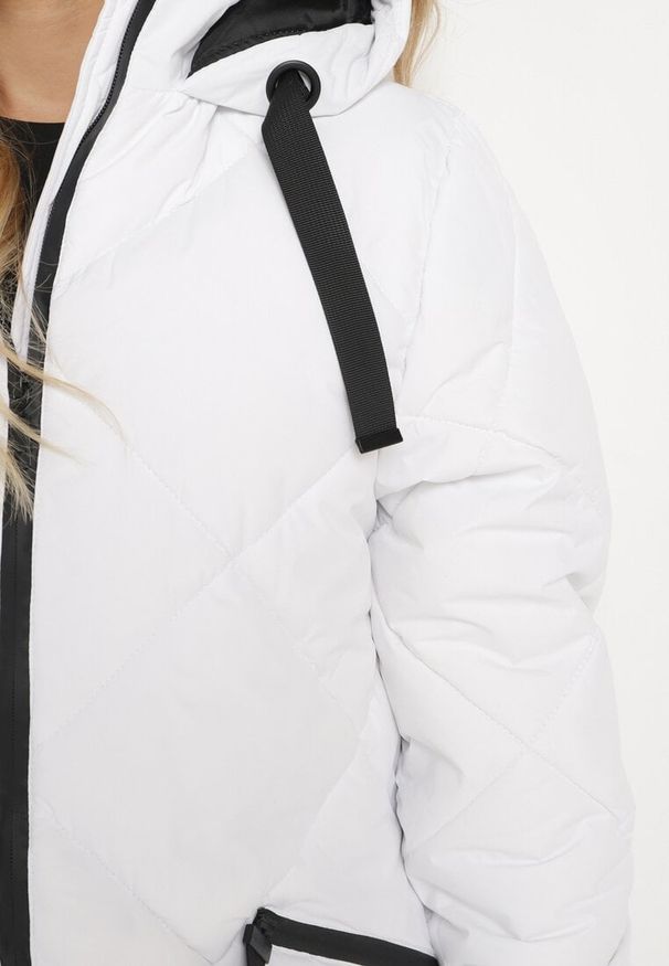 Born2be - Biała Kurtka z Kapturem i Kieszeniami w Kraciaste Pikowane Przeszycia Ettaline. Okazja: na co dzień. Typ kołnierza: kaptur. Kolor: biały. Materiał: jeans. Styl: klasyczny, casual, elegancki, sportowy