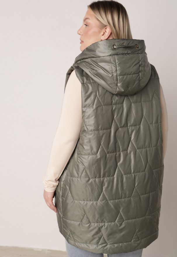 Born2be - Zielona Kamizelka z Nieodpinanym Kapturem i Geometrycznym Pikowaniem Kalousa. Okazja: na co dzień. Kolor: zielony. Materiał: jeans, dresówka. Długość rękawa: długi rękaw. Wzór: geometria. Styl: casual, klasyczny