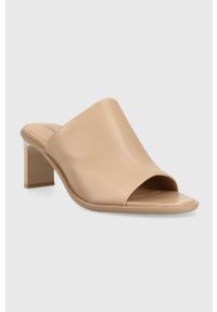 Calvin Klein klapki skórzane CURVED STILETTO MULE damskie kolor beżowy na słupku HW0HW01628. Kolor: beżowy. Materiał: skóra. Obcas: na słupku. Wysokość obcasa: średni #2