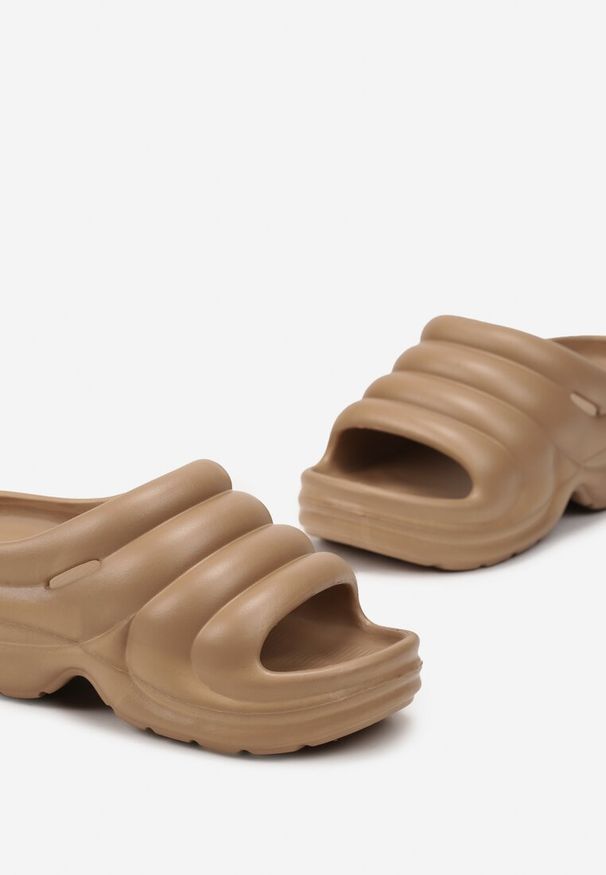 Renee - Ciemnobeżowe Designerskie Gumowe Klapki z Okrągłym Noskiem Vilnira. Okazja: na plażę, do domu. Nosek buta: okrągły. Kolor: beżowy. Materiał: guma. Wzór: ażurowy. Obcas: na obcasie. Wysokość obcasa: niski