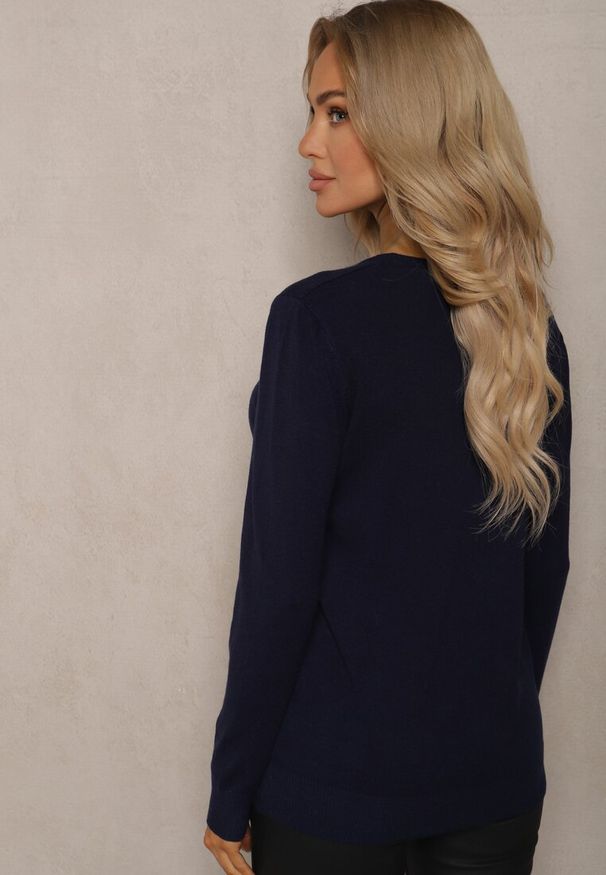 Renee - Granatowy Sweter o Klasycznym Kroju Irilians. Okazja: na co dzień. Kolor: niebieski. Styl: klasyczny