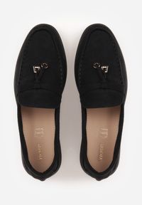 Born2be - Czarne Lekkie Mokasyny VICES z Metalowymi Ozdobami i Skórzaną Wkladką Adrialee. Nosek buta: okrągły. Kolor: czarny. Materiał: skóra. Wzór: aplikacja. Obcas: na obcasie. Styl: klasyczny. Wysokość obcasa: niski #9