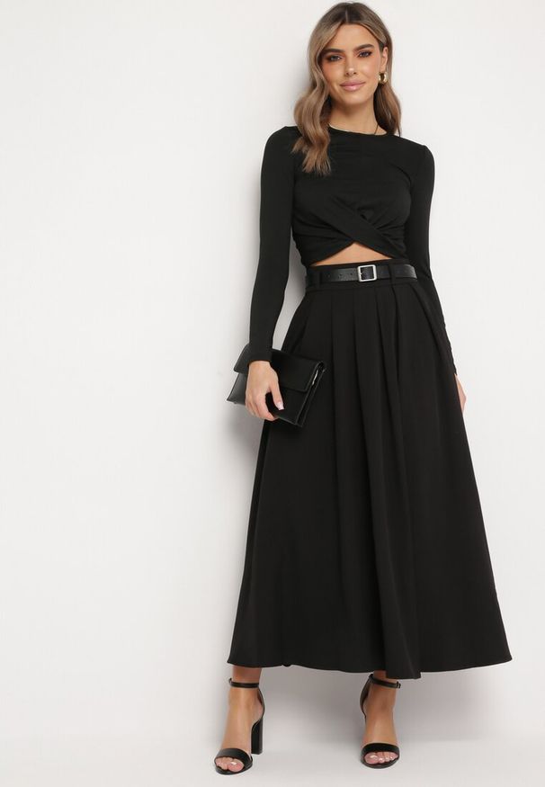 Born2be - Czarna Spódnica o Rozkloszowanym Plisowanym Fasonie z Paskiem z Klamrą Aferna. Kolor: czarny. Styl: elegancki