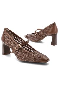 Czółenka damskie Hispanitas, z łączonych materiałów z ażurową cholewką o plecionym wykończeniu i paskiem, brązowe, RHV264609 Soho-V26. Okazja: do pracy. Zapięcie: pasek. Kolor: brązowy. Materiał: materiał. Szerokość cholewki: normalna. Wzór: ażurowy. Obcas: na obcasie. Wysokość obcasa: średni #3