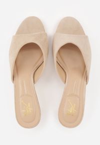 Born2be - Beżowe Minimalistyczne Klapki z Imitacji Zamszu na Kaczuszce Zellenis. Okazja: na co dzień, na wesele, na ślub cywilny. Kolor: beżowy. Materiał: zamsz. Sezon: lato. Obcas: na szpilce. Styl: elegancki, casual. Wysokość obcasa: niski #7