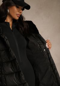 Renee - Czarna Pikowana Kurtka z Nieodpinanym Kapturem o Długim Kroju z Paskiem Lidassea. Okazja: na co dzień. Kolor: czarny. Materiał: jeans. Długość: długie. Styl: casual #4