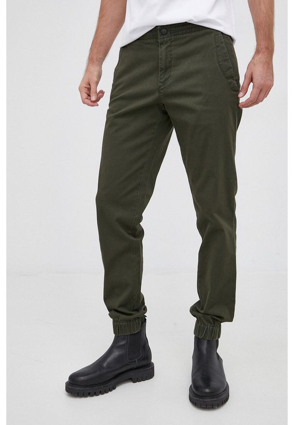 Sisley Spodnie męskie kolor zielony joggery. Okazja: na co dzień. Kolor: zielony. Materiał: tkanina. Wzór: gładki. Styl: casual