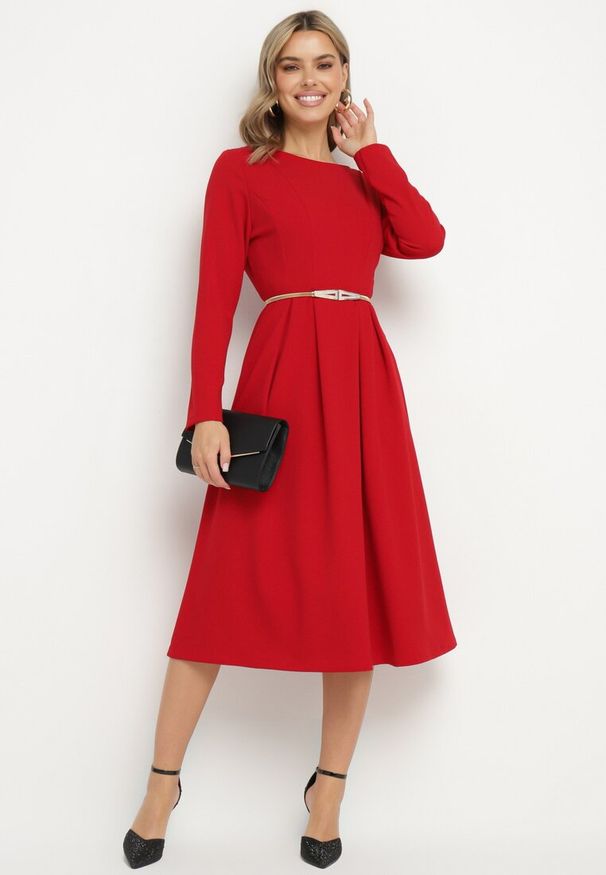 Born2be - Czerwona Elegancka Sukienka Rozkloszowana Temarielis. Kolor: czerwony. Długość rękawa: długi rękaw. Typ sukienki: oversize, rozkloszowane. Styl: elegancki