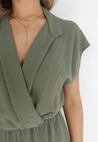 Born2be - Ciemnozielony Kombinezon z Krótkimi Nogawkami i Kopertowym Dekoltem z Wiskozy Polisse. Kolor: zielony. Materiał: wiskoza. Długość: krótkie. Sezon: wiosna, lato #2