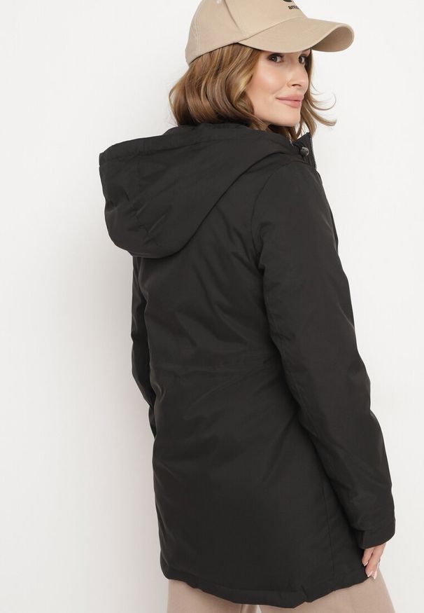 Born2be - Czarna Kurtka Parka z Kapturem i Kieszeniami Ściągana w Pasie Omeina. Okazja: na co dzień. Typ kołnierza: kaptur. Kolor: czarny. Materiał: jeans. Styl: casual, elegancki