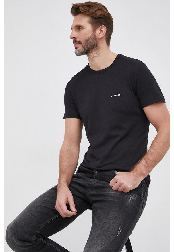 VERSACE - Versace - T-shirt. Okazja: na co dzień. Kolor: czarny. Materiał: dzianina. Wzór: gładki. Styl: casual