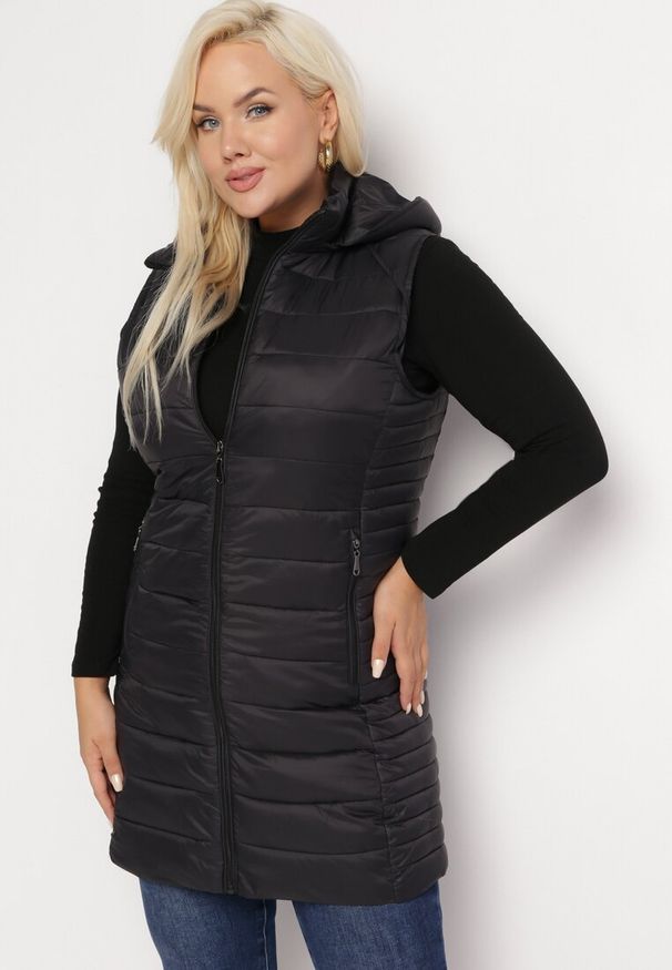 Born2be - Czarna Kamizelka z Kapturem i Klasycznym Pikowaniem Nellas. Typ kołnierza: kaptur. Kolor: czarny. Materiał: tkanina. Sezon: wiosna, jesień. Styl: klasyczny