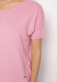 Born2be - Różowy Dzianinowy T-shirt z Dekoltem w Kształcie Litery V Fenima. Okazja: na spotkanie biznesowe, do pracy, na co dzień. Typ kołnierza: dekolt w kształcie V. Kolor: różowy. Materiał: dzianina. Styl: biznesowy, klasyczny, casual #5