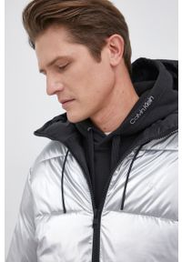 Calvin Klein Jeans Kurtka męska kolor srebrny zimowa oversize. Kolor: srebrny. Sezon: zima