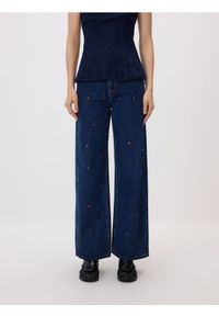 Reserved - Jeansy wide leg z aplikacjami - granatowy. Kolor: niebieski. Wzór: aplikacja #1
