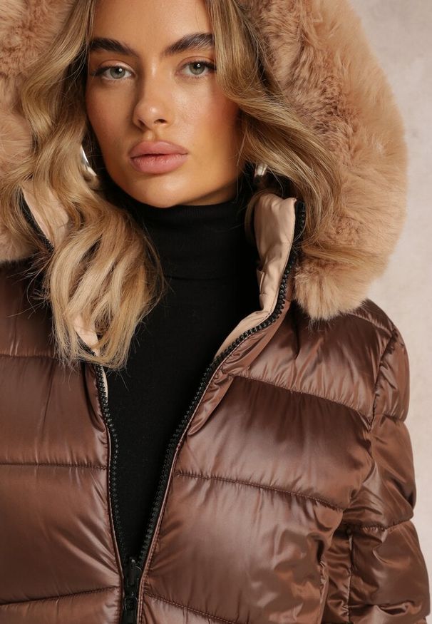 Renee - Brązowa Dwustronna Kurtka Płaszcz z Klasycznym Pikowaniem i Kapturem z Futerkiem Nuncos. Kolor: brązowy. Materiał: futro. Wzór: aplikacja. Styl: klasyczny