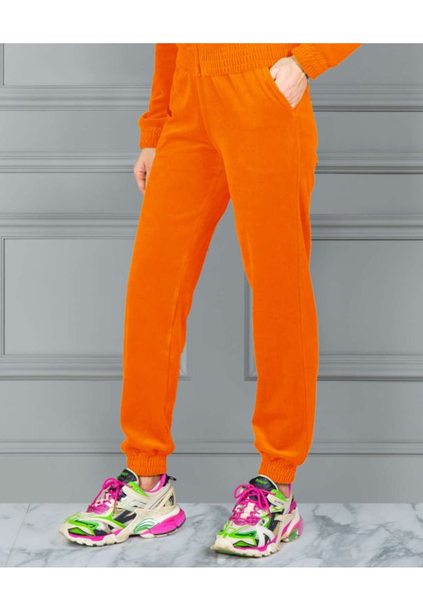CHAOS BY MARTA BOLIGLOVA - Welurowe pomarańczowe spodnie dresowe GOTHIC. Kolor: różowy, wielokolorowy, fioletowy. Materiał: welur, dresówka. Wzór: aplikacja, haft