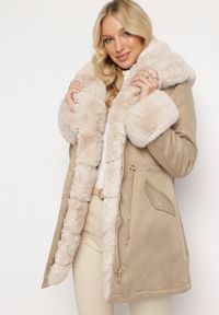 Born2be - Beżowa Kurtka Parka z Futerkiem i Kapturem Aresja. Okazja: na co dzień. Kolor: beżowy. Materiał: futro. Sezon: zima. Styl: casual #1