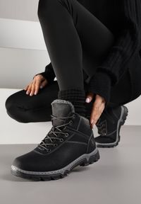 Born2be - Czarno-Szare Traperki Sportowe Mocno Ocieplone Vimee. Okazja: na spacer, na co dzień. Kolor: czarny. Sezon: zima. Styl: sportowy #5