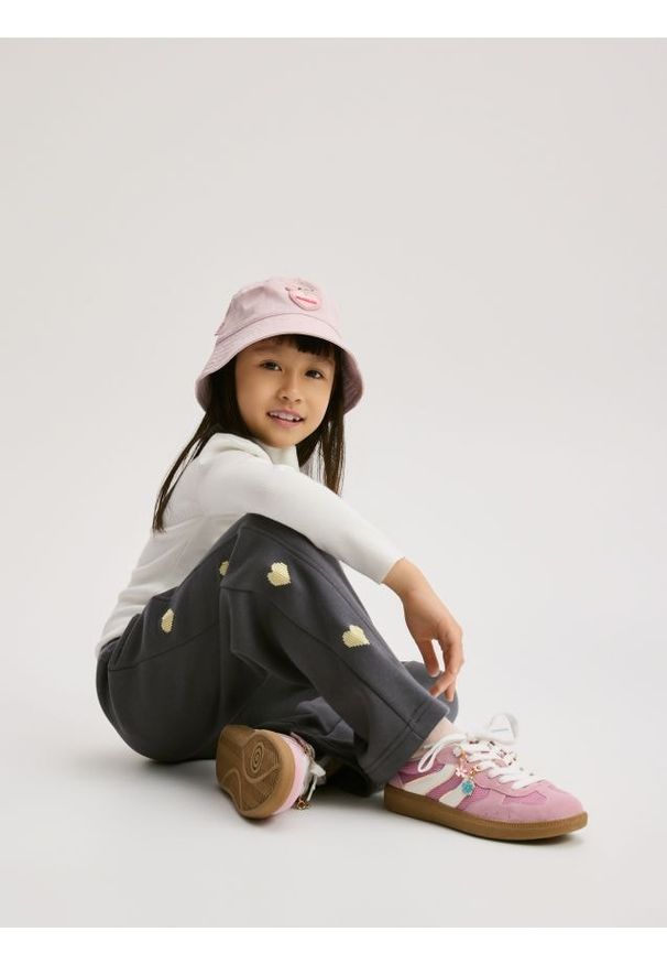 Reserved - Spodnie dresowe z brelokiem - ciemnoszary. Kolor: szary. Materiał: dresówka