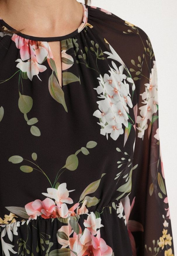 Born2be - Czarna Sukienka o Rozkloszowanym Kroju w Kwiaty Zeramera. Okazja: na co dzień. Kolor: czarny. Materiał: wiskoza. Długość rękawa: długi rękaw. Wzór: kwiaty. Typ sukienki: rozkloszowane. Styl: casual