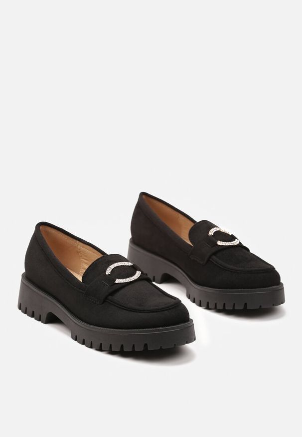 Born2be - Czarne Mokasyny na Grubej Podeszwie z Wycięciami z Metalową Ozdobą Rytina. Okazja: na co dzień. Kolor: czarny. Wzór: aplikacja. Styl: casual, elegancki