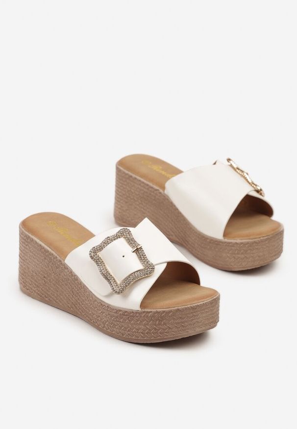 Renee - Białe Klapki na Koturnie Ozdobione Klamrą z Cyrkoniami Cleasta. Okazja: na co dzień. Kolor: biały. Wzór: aplikacja. Sezon: lato. Obcas: na koturnie. Styl: casual