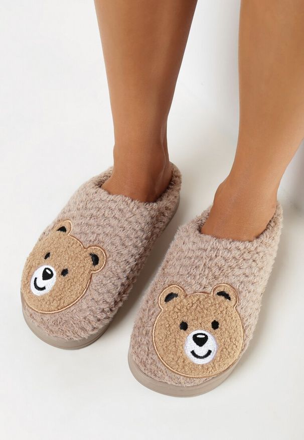 Born2be - Ciemnobeżowe Kapcie z Miękkiego Futerka Ozdobione Misiem Geraja. Okazja: do domu. Kolor: beżowy. Materiał: futro. Wzór: aplikacja. Styl: elegancki
